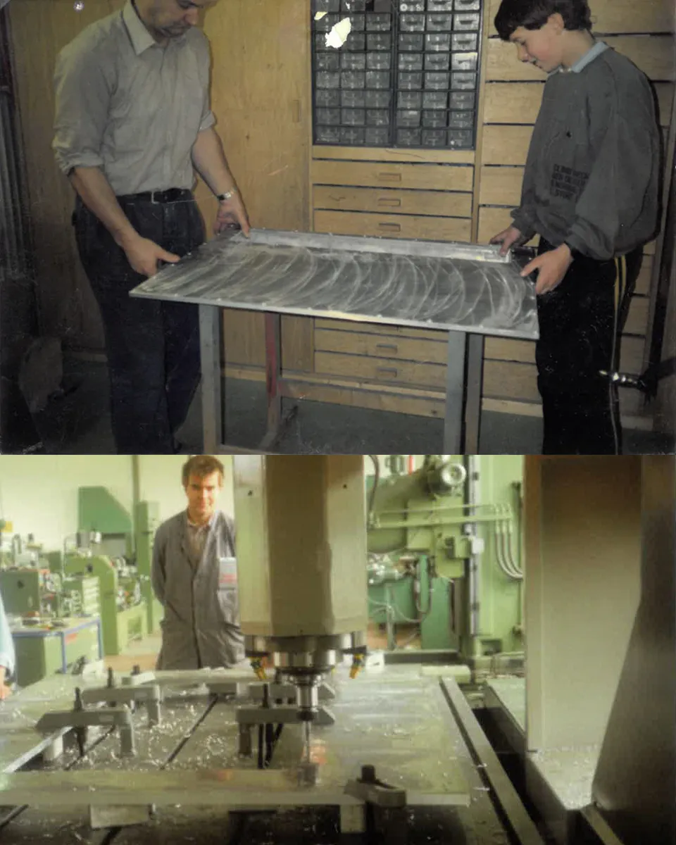 Zwei Archivaufnahmen aus den Anfangsjahren: oben heben ein Mitarbeiter und ein Junge eine Aluminiumform vom Werktisch, darunter steht ein Mitarbeiter an der laufenden Fräsmaschine, die eine Form aus dem Block arbeitet